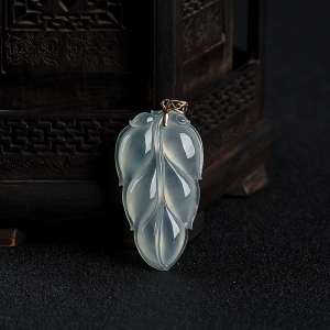 糯冰种浅绿翡翠金枝玉叶吊坠