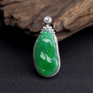18K金镶钻糯种苹果绿翡翠如意吊坠