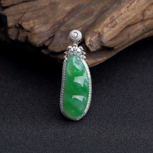 18K金镶钻糯种飘翠翡翠福豆吊坠