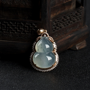 18k糯冰种飘花翡翠葫芦吊坠