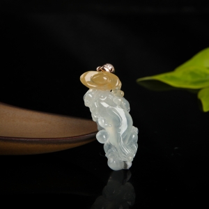 糯冰种俏色翡翠貔貅吊坠