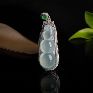18k糯冰种翡翠连中三元吊坠