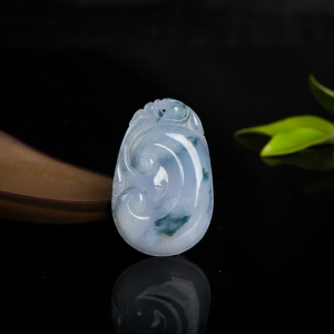 豆种飘花翡翠如意吊坠