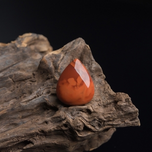 俏色南红水滴吊坠