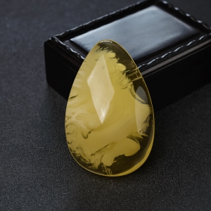 鸡油黄金绞蜜随形吊坠