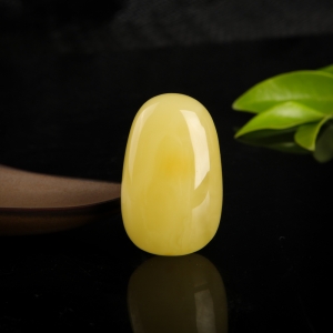 鸡油黄蜜蜡随形吊坠