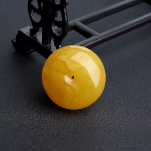 鸡油黄蜜蜡平安扣吊坠