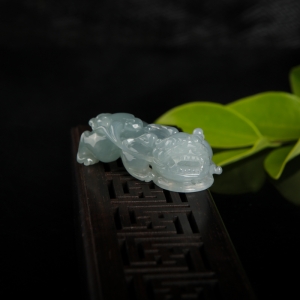 糯种灰绿翡翠貔貅吊坠