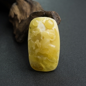 鸡油黄蜜蜡洋洋得意吊坠