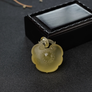 金珀如意锁吊坠