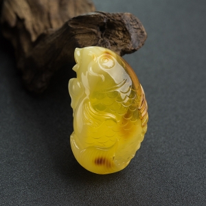 鸡油黄金绞蜜年年有余吊坠