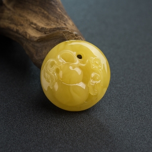 带皮鸡油黄蜜蜡葫芦吊坠