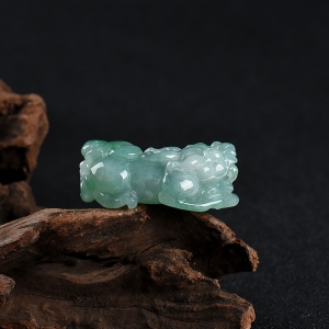 豆种浅绿翡翠貔貅吊坠