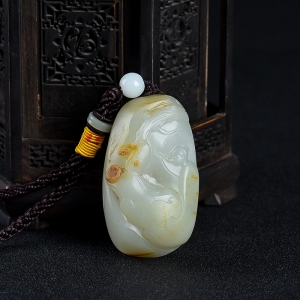 籽料俏色和田玉梅花放翁吊坠