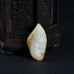 籽料俏色和田玉喜登联科吊坠