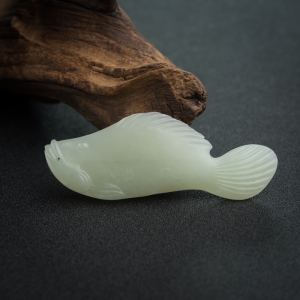 山料和田青白玉鱼吊坠