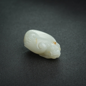 籽料和田白玉嘲风吊坠