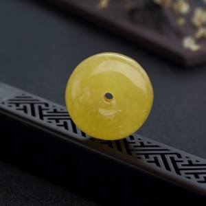 鸡油黄蜜蜡平安扣吊坠