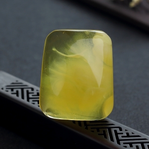 鸡油黄金绞蜜无事牌吊坠