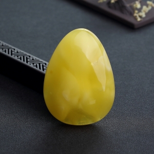 鸡油黄蜜蜡随形吊坠