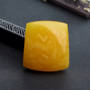 鸡油黄蜜蜡无事牌吊坠