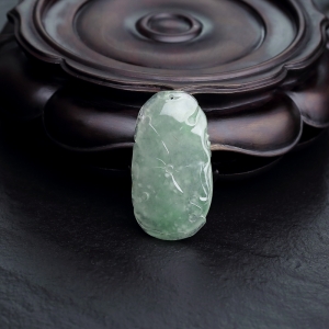 糯冰种浅绿翡翠连年有余吊坠