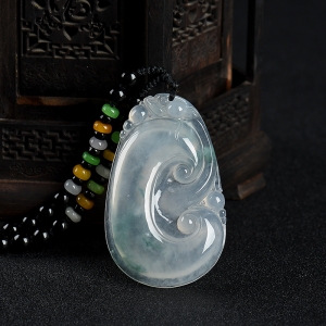 糯冰种飘花翡翠如意吊坠