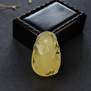 鸡油黄蜜蜡貔貅吊坠