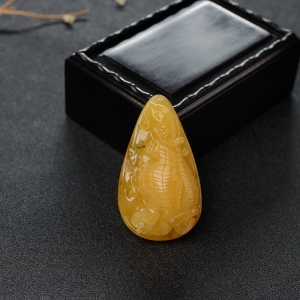 鸡油黄蜜蜡年年有余吊坠