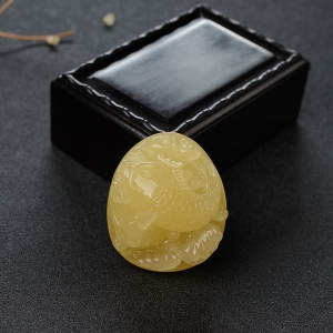 鸡油黄蜜蜡连年有余吊坠