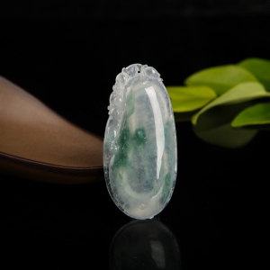 糯冰种飘花翡翠福瓜吊坠