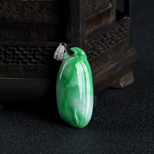 银镶豆种飘翠翡翠福瓜吊坠