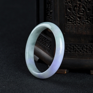 54mm豆种春带彩翡翠贵妃镯