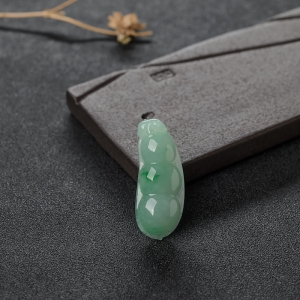 糯种飘翠翡翠福豆吊坠