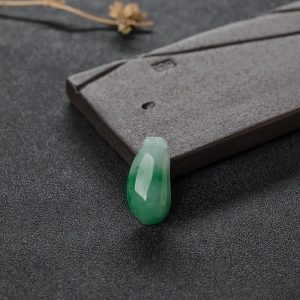 糯种飘翠翡翠福瓜吊坠