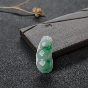 糯种飘翠翡翠福豆吊坠