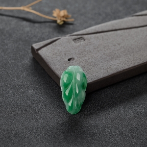 糯种飘翠翡翠叶子吊坠