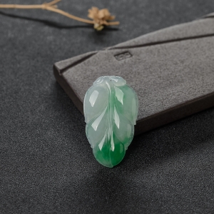 糯种飘翠翡翠叶子吊坠