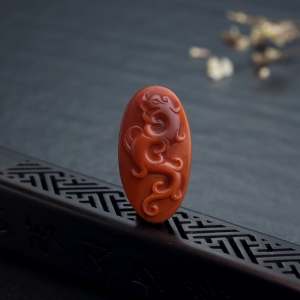 俏色南红仿古龙吊坠