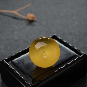 鸡油黄蜜蜡平安扣吊坠