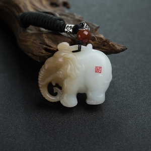 山料俏色和田玉吉祥如意吊坠