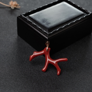 18K金镶钻沙丁正红珊瑚吊坠