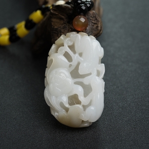 山料俏色和田玉镂雕连生贵子手把件