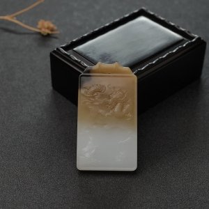 山料俏色和田玉龙行天下吊坠