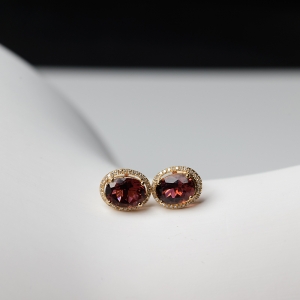 18K金镶钻红色碧玺耳钉