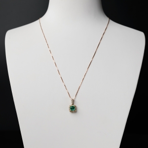 18K金镶钻鲜绿祖母绿吊坠