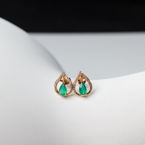 18K金镶钻鲜绿祖母绿耳钉