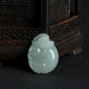 糯种浅绿翡翠灵猴献桃吊坠