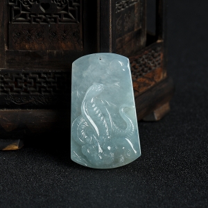 糯种灰绿翡翠巳蛇吊坠