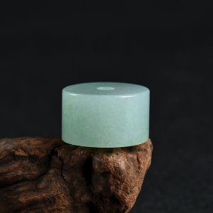 糯种浅绿翡翠路路通吊坠